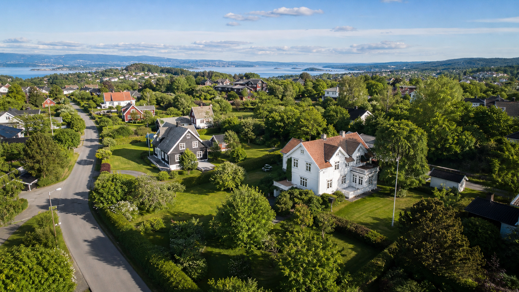 Tradisjonelt norsk boligstrøk med romslige hager og store tomter