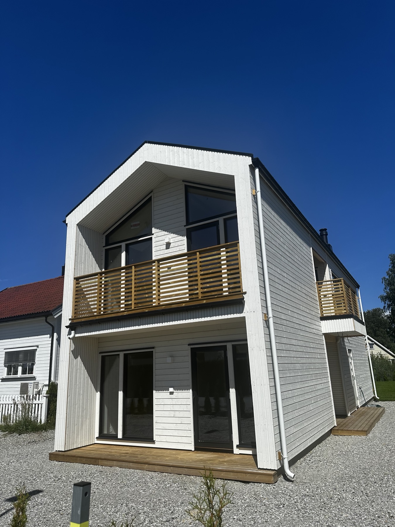 Fasade og balkonger på den ferdige boligen i Øvre Eiker